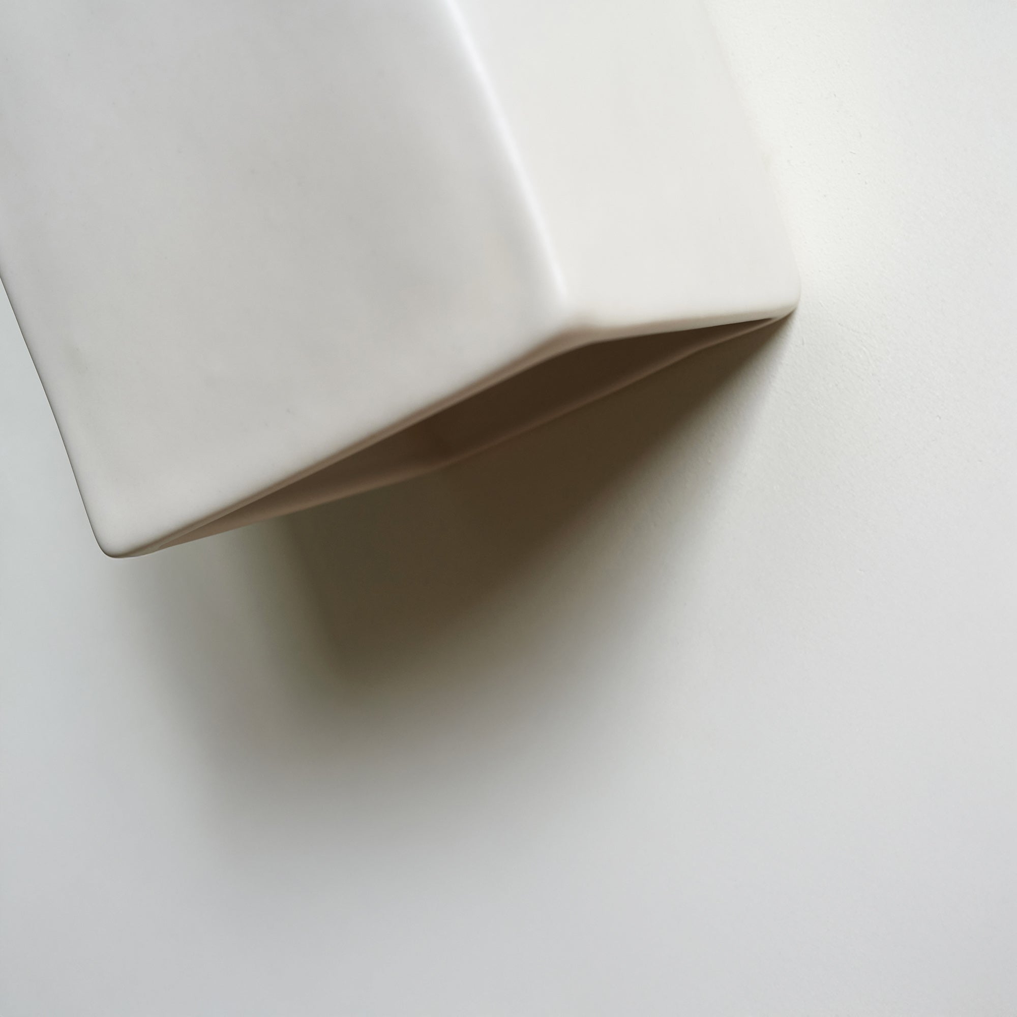 Irregular ceramic wall light MURA | Off White